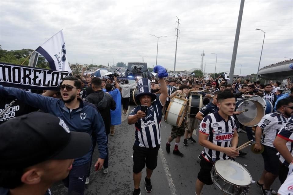 El color afuera del Gigante de Acero para recibir a los Rayados.