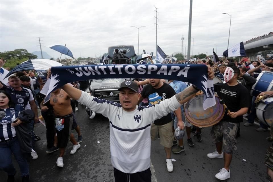 El color afuera del Gigante de Acero para recibir a los Rayados.