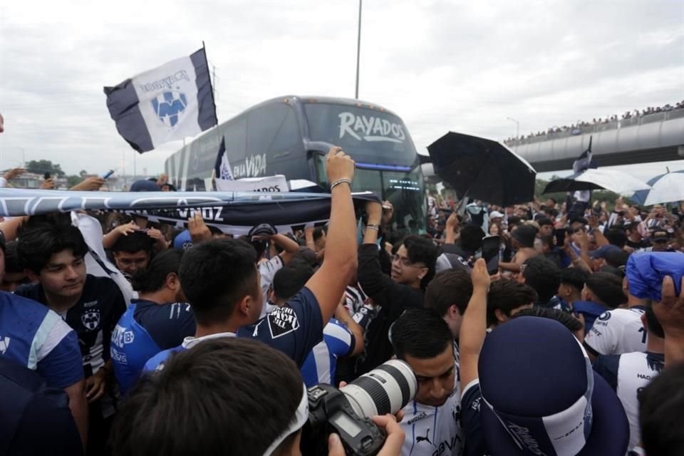 El color afuera del Gigante de Acero para recibir a los Rayados.