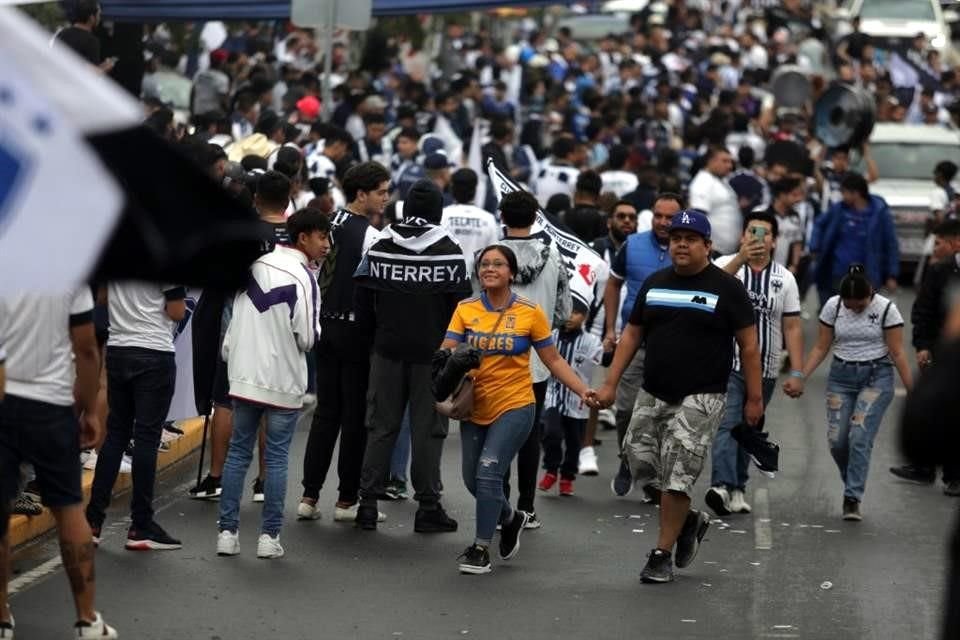 El color afuera del Gigante de Acero para recibir a los Rayados.