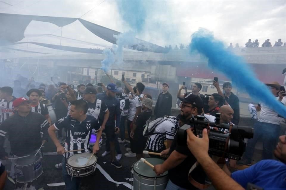 El color afuera del Gigante de Acero para recibir a los Rayados.