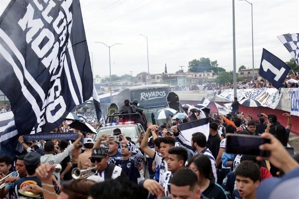 El color afuera del Gigante de Acero para recibir a los Rayados.