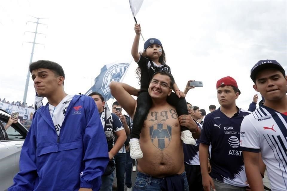 El color afuera del Gigante de Acero para recibir a los Rayados.