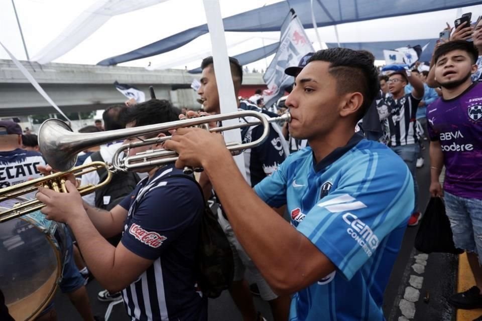 El color afuera del Gigante de Acero para recibir a los Rayados.