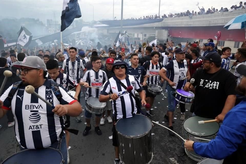 El color afuera del Gigante de Acero para recibir a los Rayados.