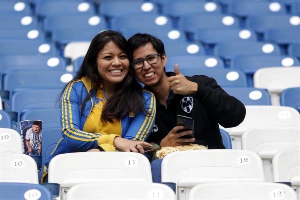 Éste es el ambiente en el Estadio de Rayados. Los primeros en llegar.