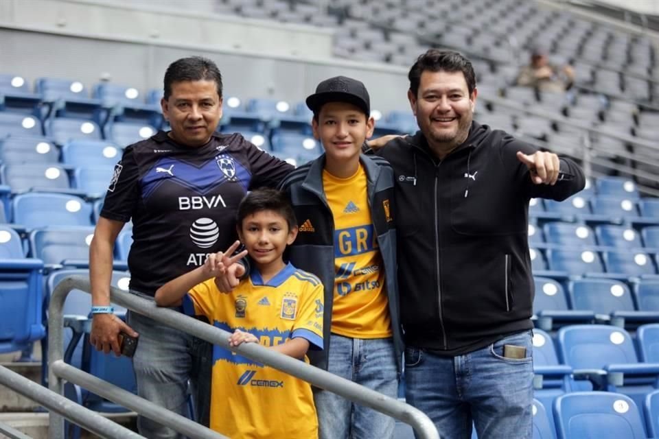 Éste es el ambiente en el Estadio de Rayados. Los primeros en llegar.