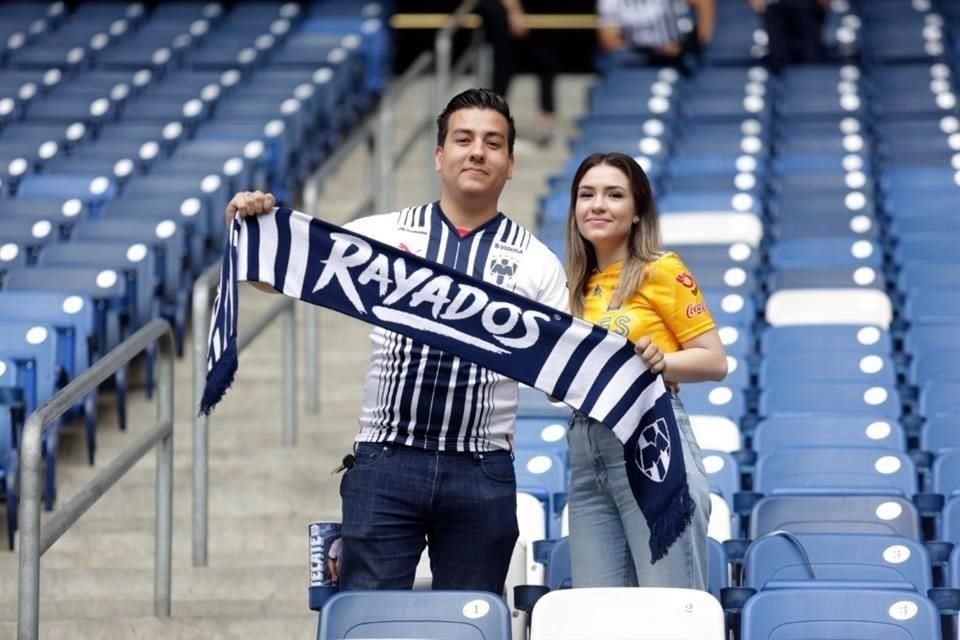 Éste es el ambiente en el Estadio de Rayados. Los primeros en llegar.