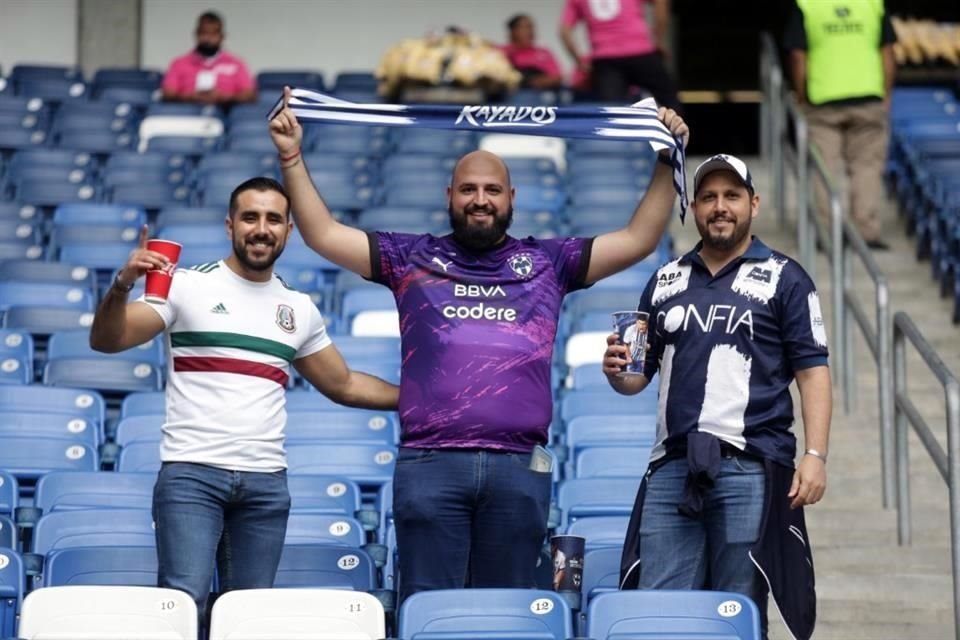 Éste es el ambiente en el Estadio de Rayados. Los primeros en llegar.