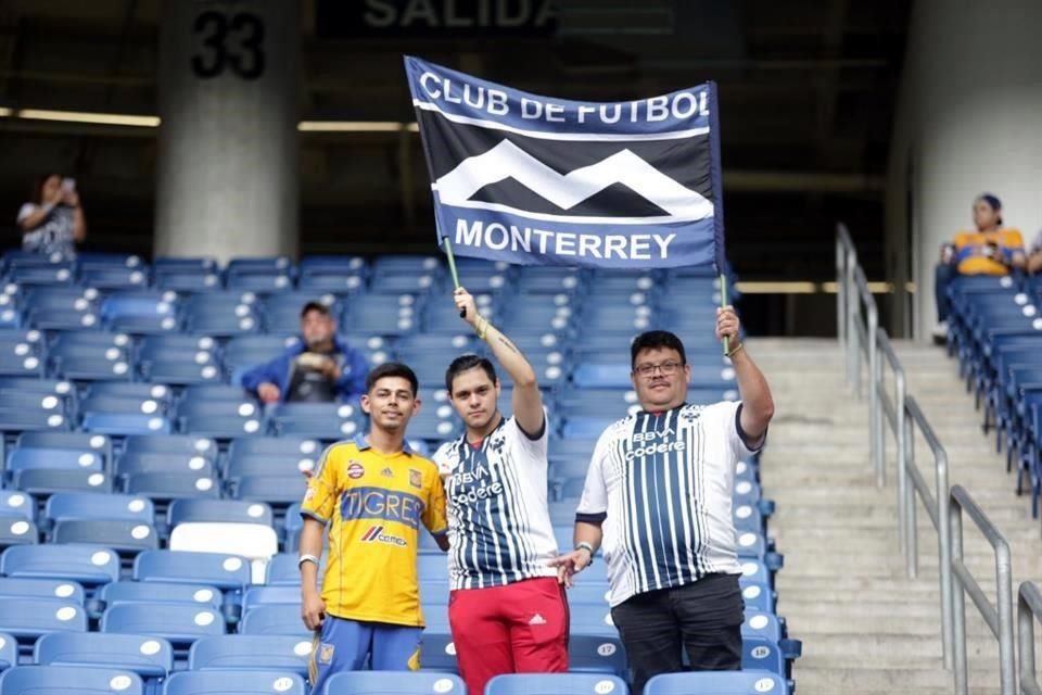 Éste es el ambiente en el Estadio de Rayados. Los primeros en llegar.