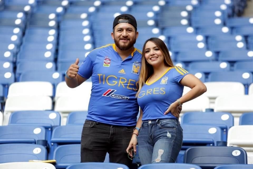 Éste es el ambiente en el Estadio de Rayados. Los primeros en llegar.