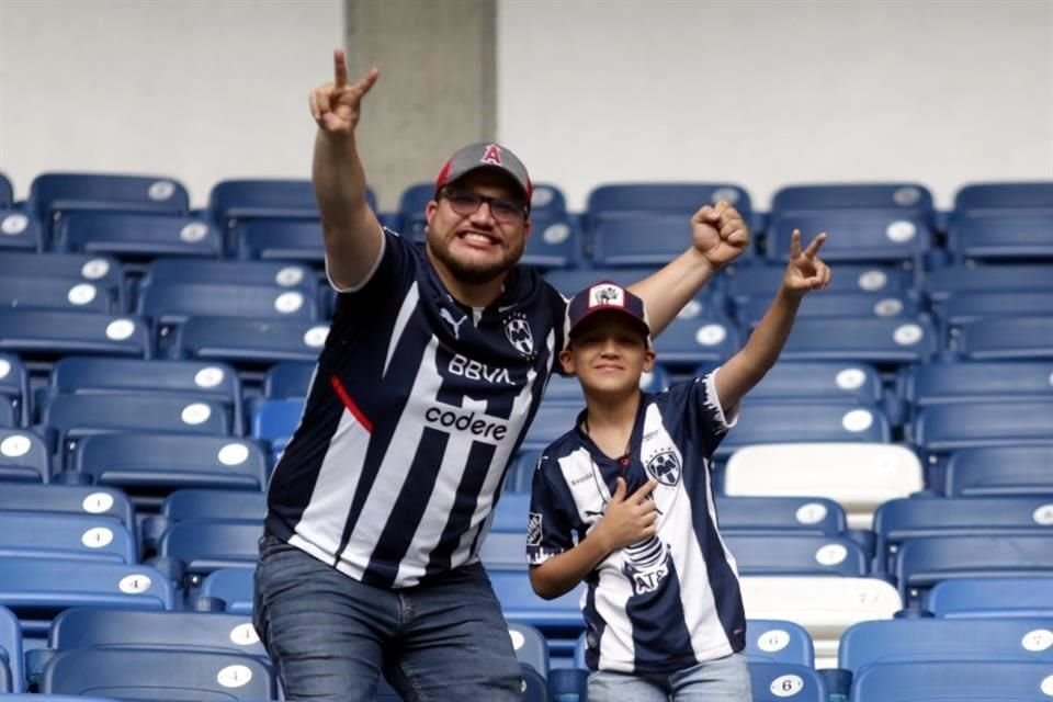 Éste es el ambiente en el Estadio de Rayados. Los primeros en llegar.