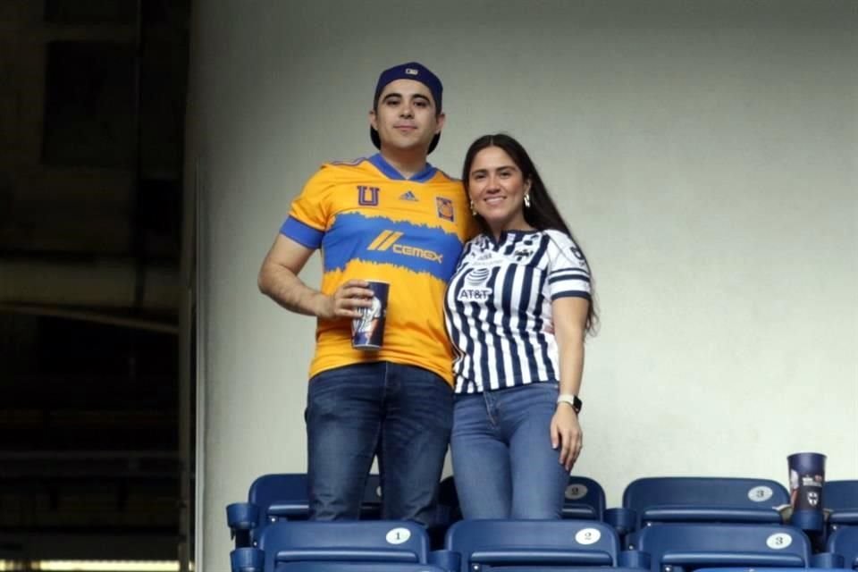 Éste es el ambiente en el Estadio de Rayados. Los primeros en llegar.