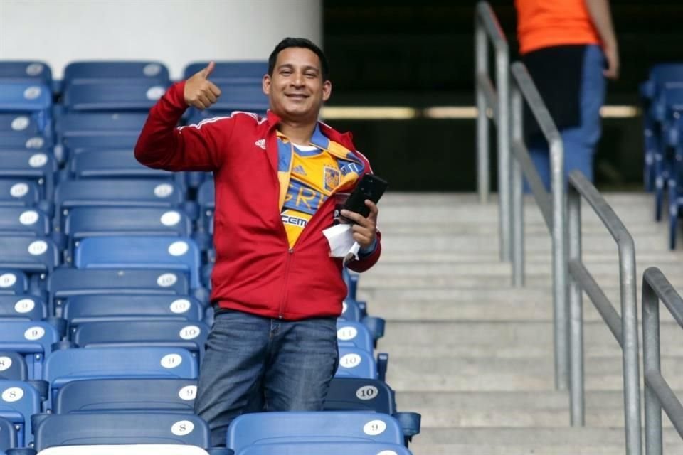 Éste es el ambiente en el Estadio de Rayados. Los primeros en llegar.