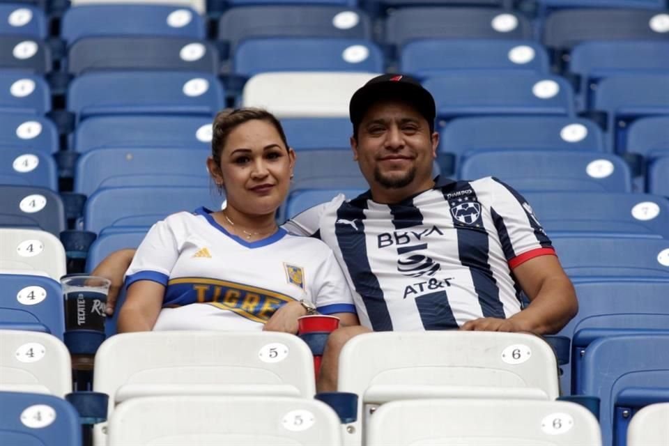 Éste es el ambiente en el Estadio de Rayados. Los primeros en llegar.