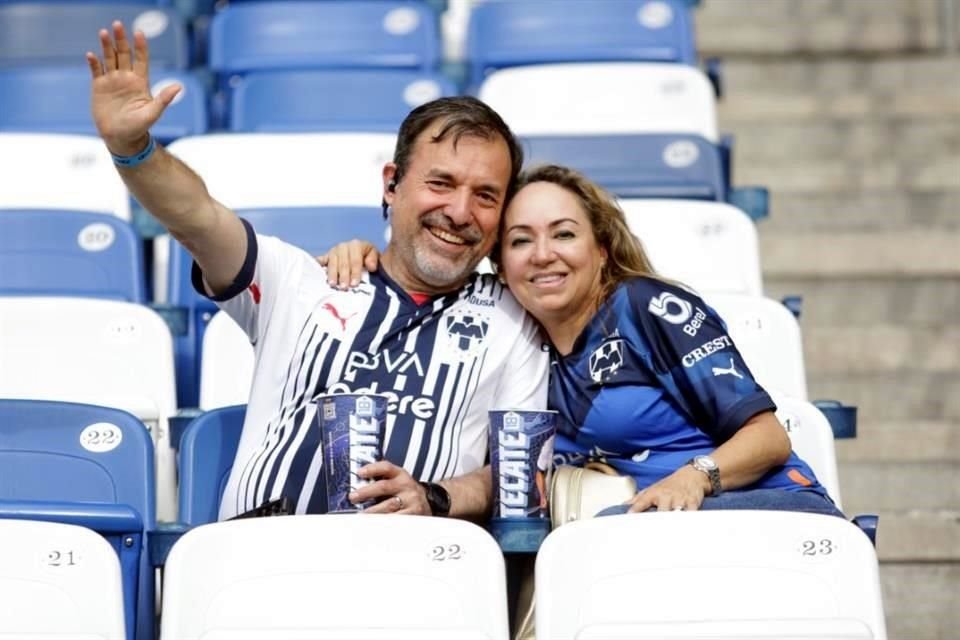 Éste es el ambiente en el Estadio de Rayados. Los primeros en llegar.