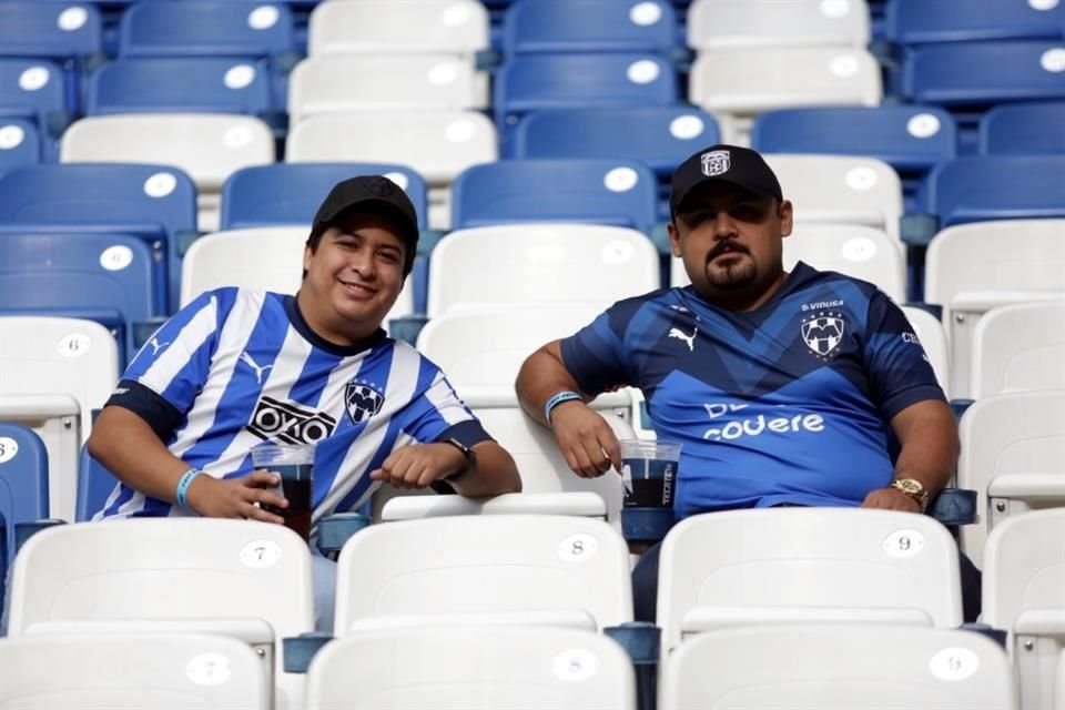 Éste es el ambiente en el Estadio de Rayados. Los primeros en llegar.