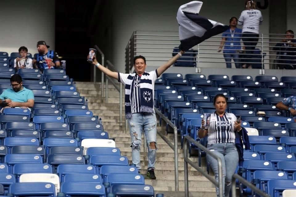 Éste es el ambiente en el Estadio de Rayados. Los primeros en llegar.