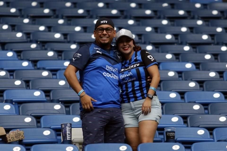 Éste es el ambiente en el Estadio de Rayados. Los primeros en llegar.