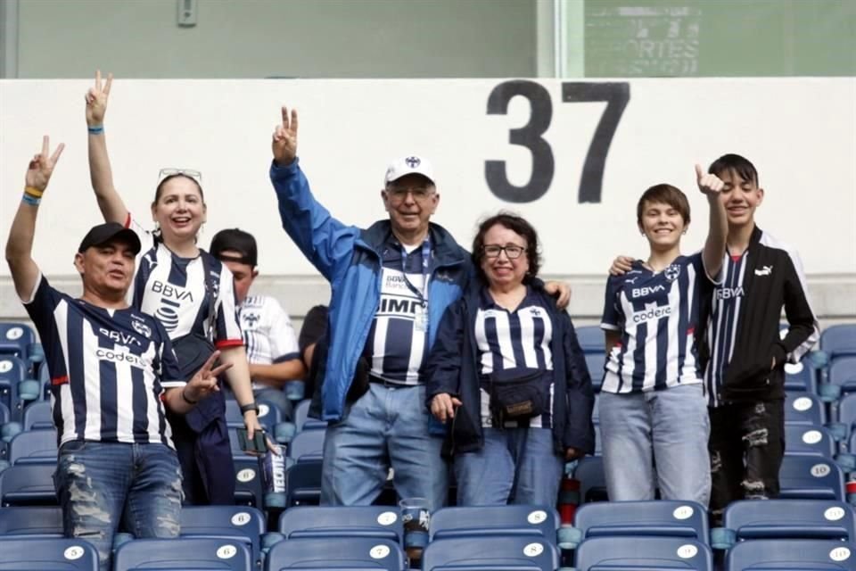 Éste es el ambiente en el Estadio de Rayados. Los primeros en llegar.