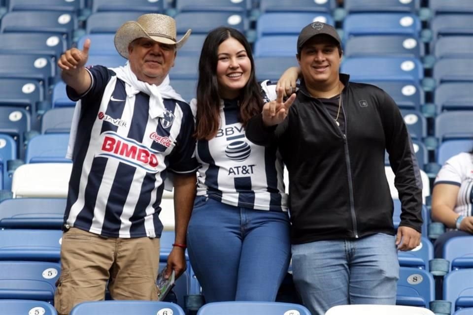 Éste es el ambiente en el Estadio de Rayados. Los primeros en llegar.