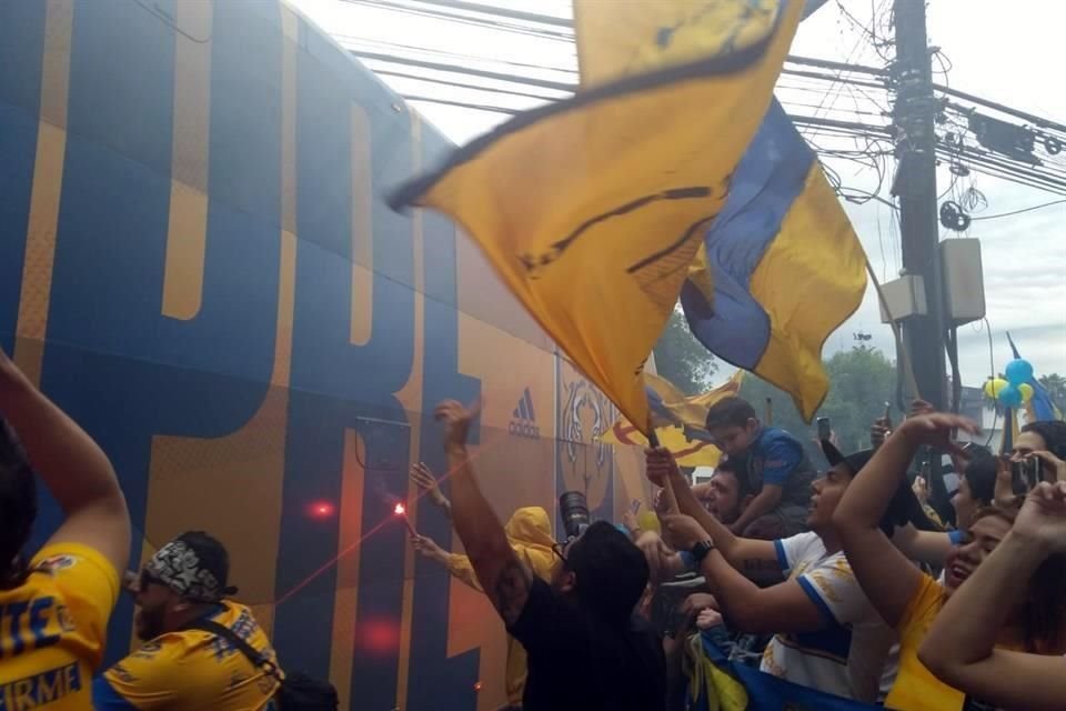 Los aficionados felinos no cesaron sus cánticos mientras el equipo partía rumbo a la cancha de Rayados.