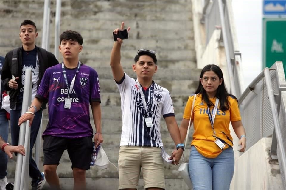 Más del color del Clásico Regio en la casa de los Rayados.