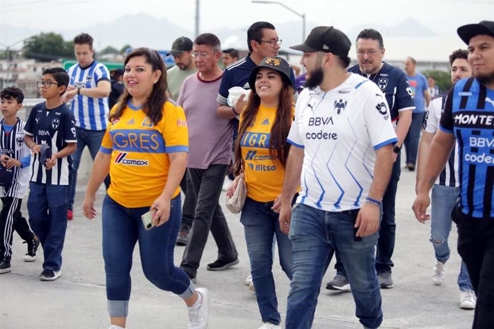 Más del color del Clásico Regio en la casa de los Rayados.