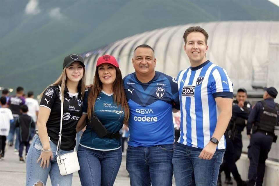 Más del color del Clásico Regio en la casa de los Rayados.