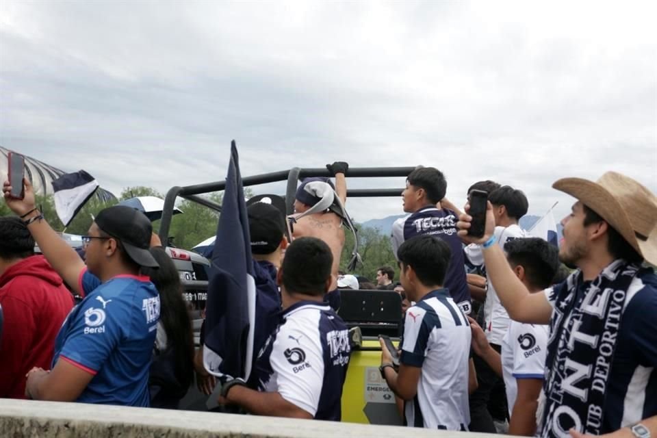 Más del color del Clásico Regio en la casa de los Rayados.