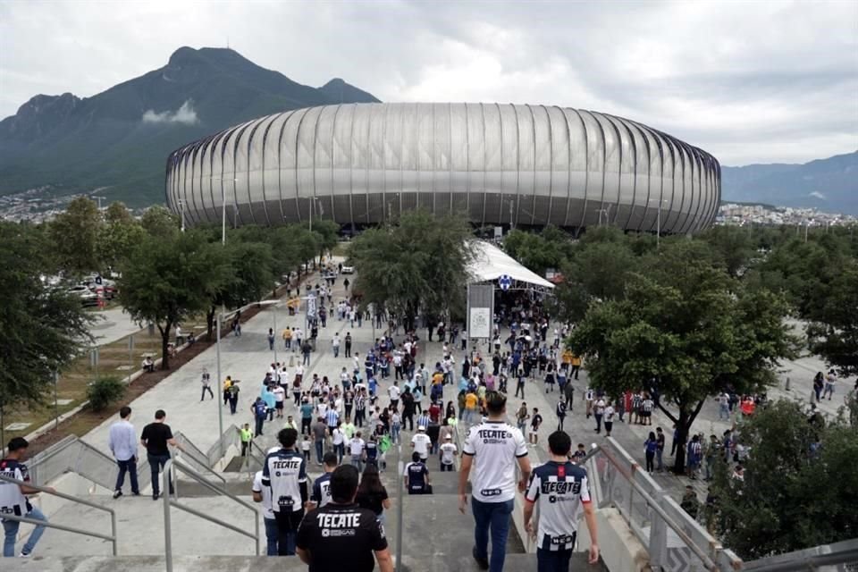 Más del color del Clásico Regio en la casa de los Rayados.