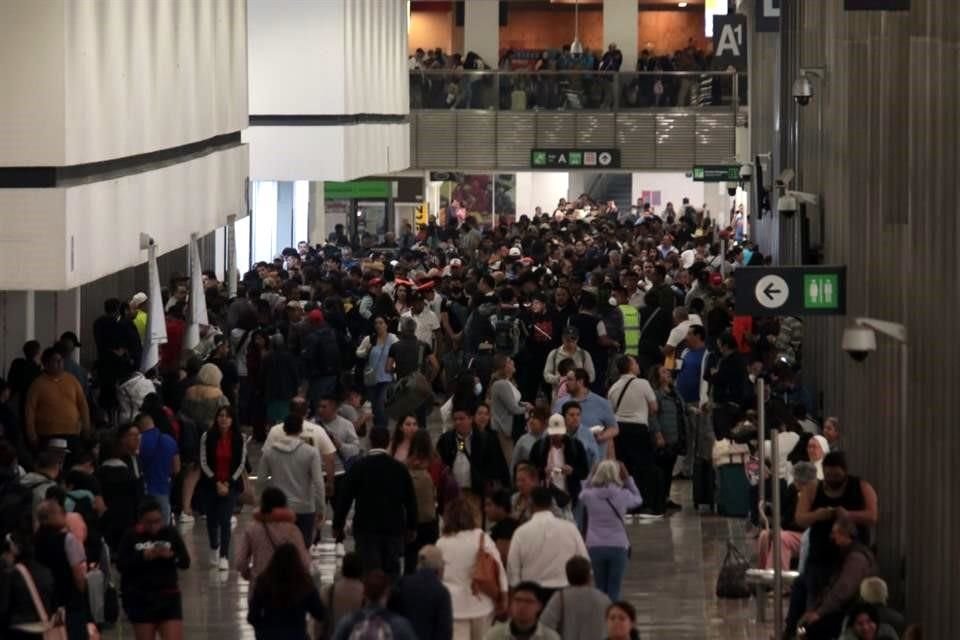 La caída de ceniza volcánica en el AICM de este sábado afectó 194 operaciones, de los cuales 48 fueron vuelos cancelados por las aerolíneas.