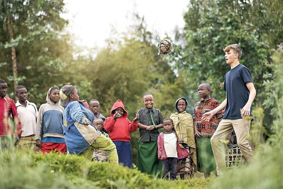 Jugar con los lugareños es parte del turismo inmersivo. Ruanda.