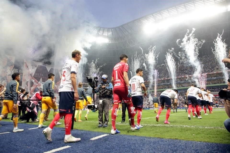 La salida de los equipos a la cancha.