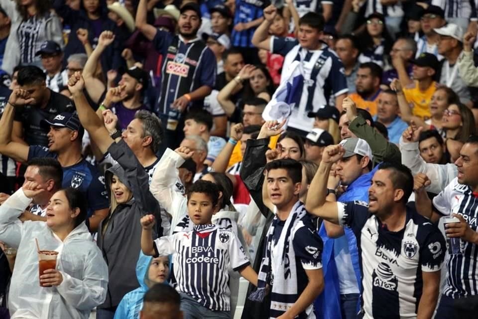 La afición bien prendida recibió a los equipos.