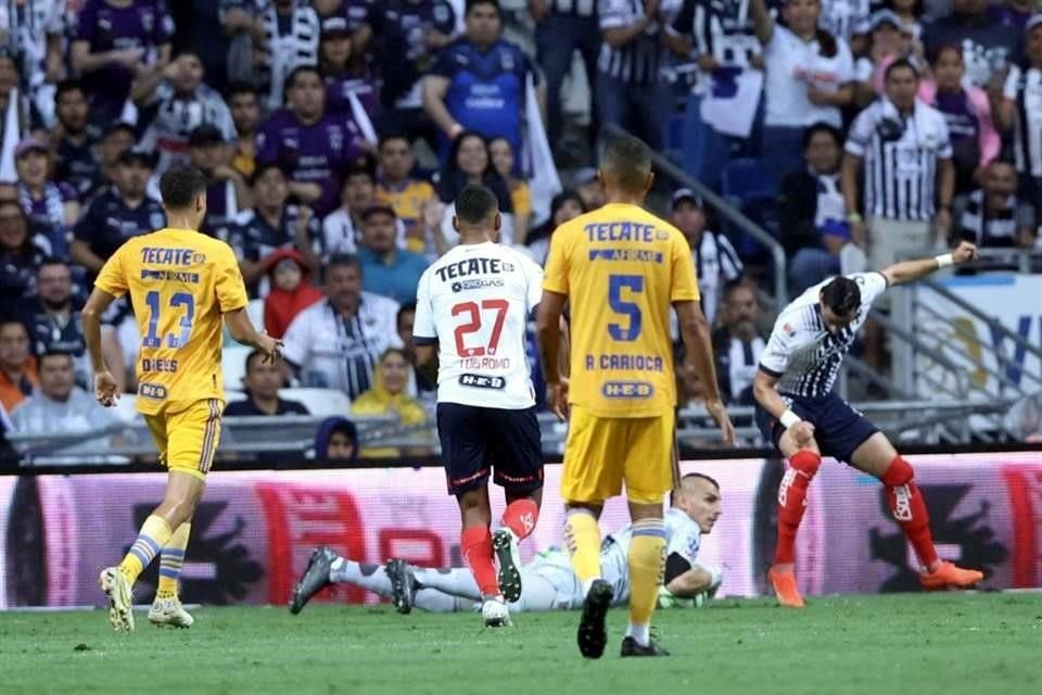 En el inicio del juego Nahuel por poco pierde un balón ante Funes Mori.