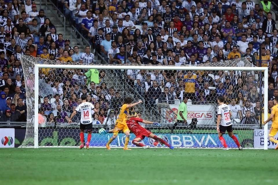 De cabeza, Córdova marcó el gol del triunfo.