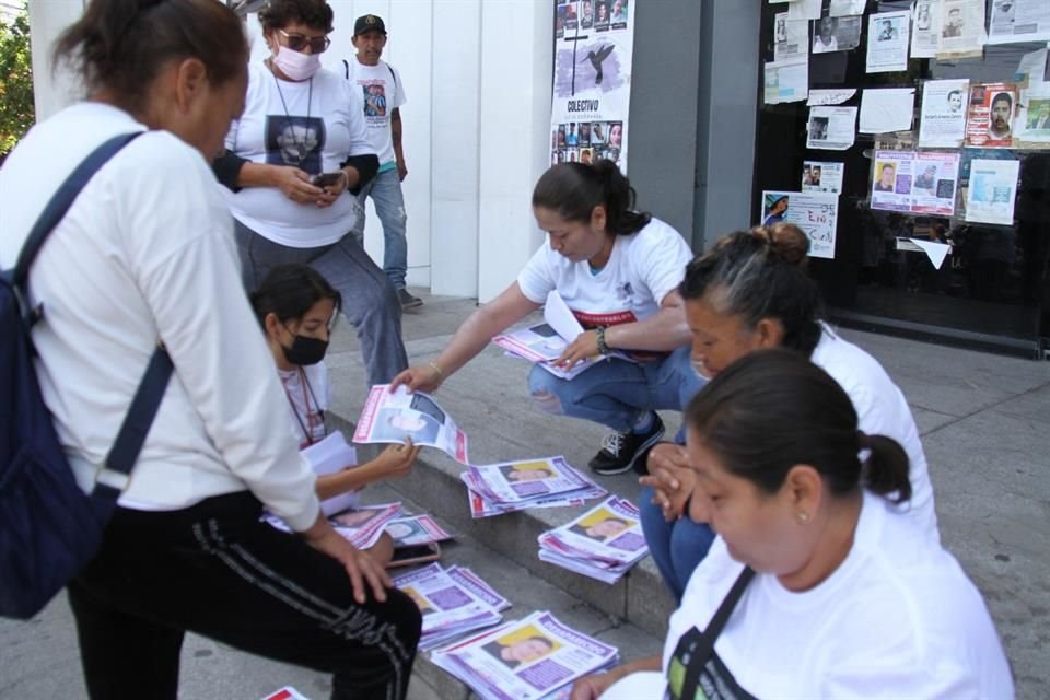 Lamentan que autoridades retiren las hojas con las fotos de los desaparecidos, que les cuesta entre 2 y 8 pesos imprimir.