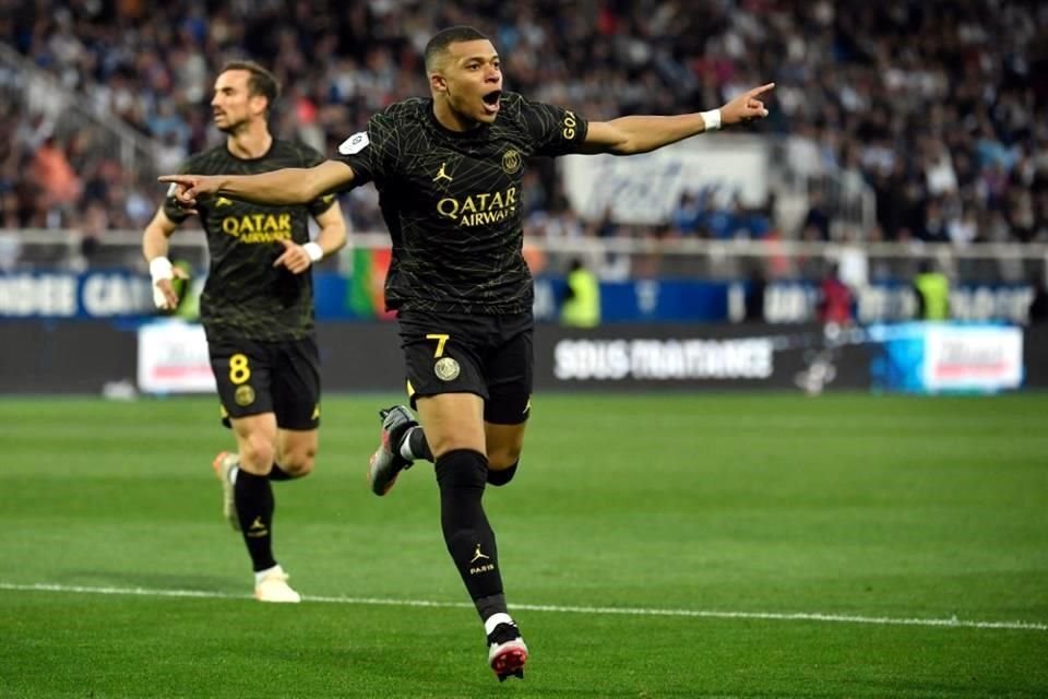 Kylian Mbappé hizo dos goles en ocho minutos para poner al PSG más cerca de llevarse la Ligue 1.