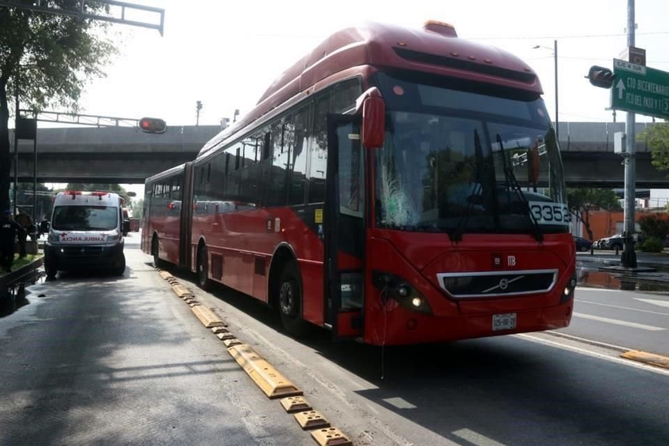 Un peatón resultó lesionado luego de ser atropellado por una unidad del Metrobús, en Iztacalco.