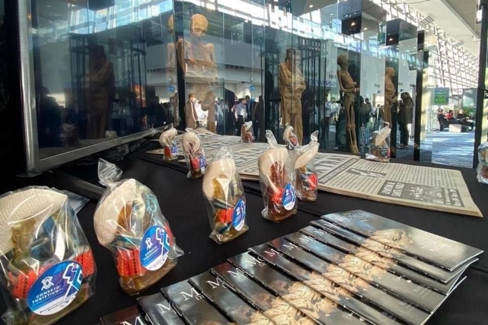 Cuerpos momificados durante su exhibición en el pasado Tianguis Turístico, en el Centro Citibanamex, a finales de marzo.