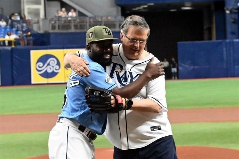 El Canciller Marcelo Ebrard lanzó la primera bola en el encuentro entre Tampa Bay y Milwaukee.