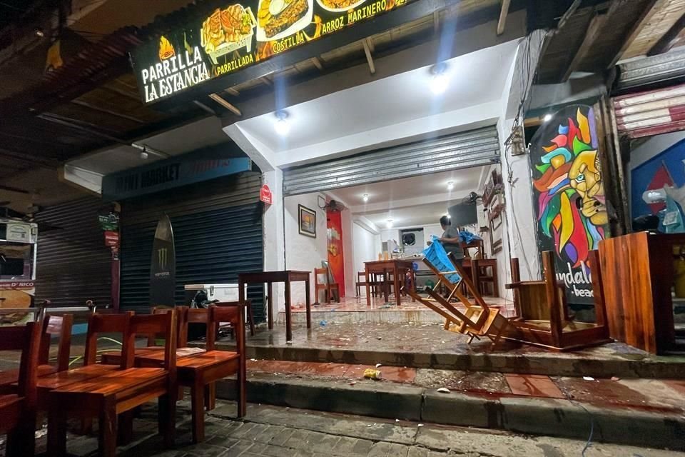 Al menos seis personas murieron y seis más resultaron heridas en un ataque armado en un restaurante en Montañita, Ecuador.