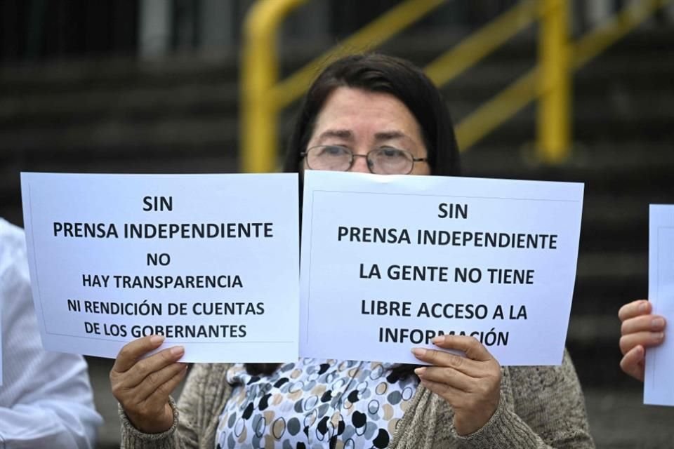 Una mujer protesta contra el cierre de El Periódico, el 15 de mayo, en Guatemala.