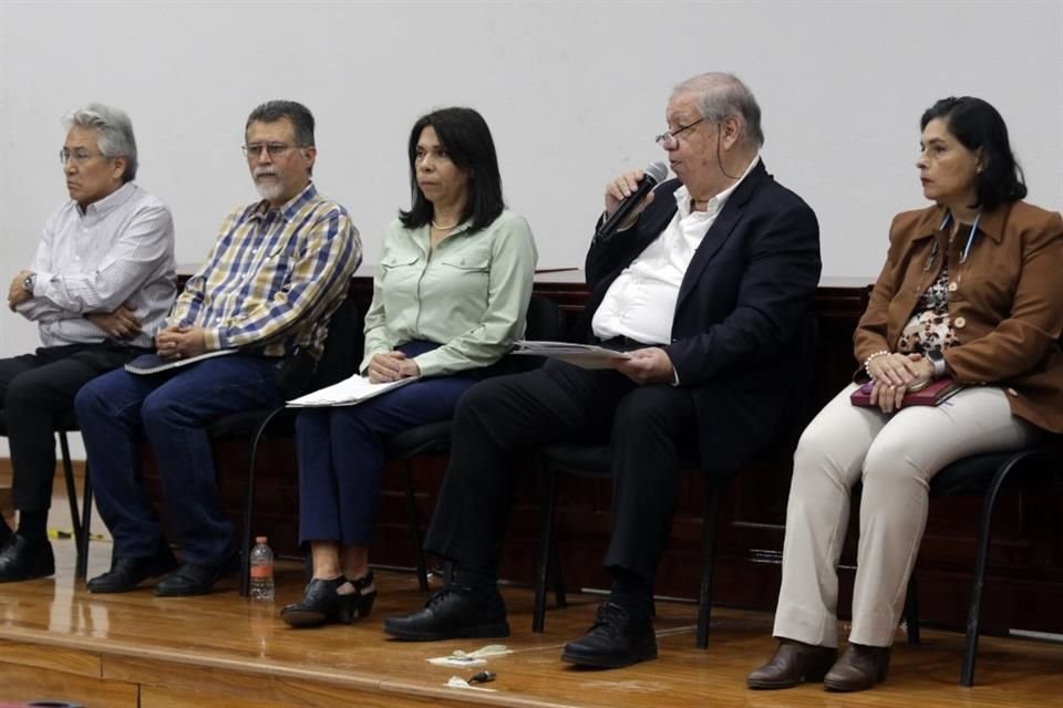 Académicos del CUCSH de la UdeG, encabezados por el Rector Juan M1nuel Durán, ofrecieron rueda de prensa sobre la toma de las instalaciones de La Normal.