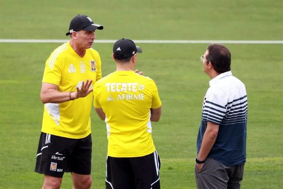 En la charla se pudieron apreciar ademanes tanto del entrenador como del director deportivo.