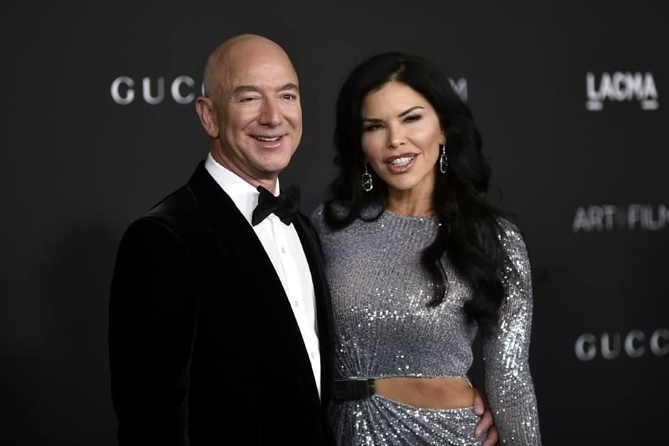 Según fuentes cercanas a la pareja, el multimillonario Jeff Bezos se acaba de comprometer con su pareja, Lauren Sanchez.