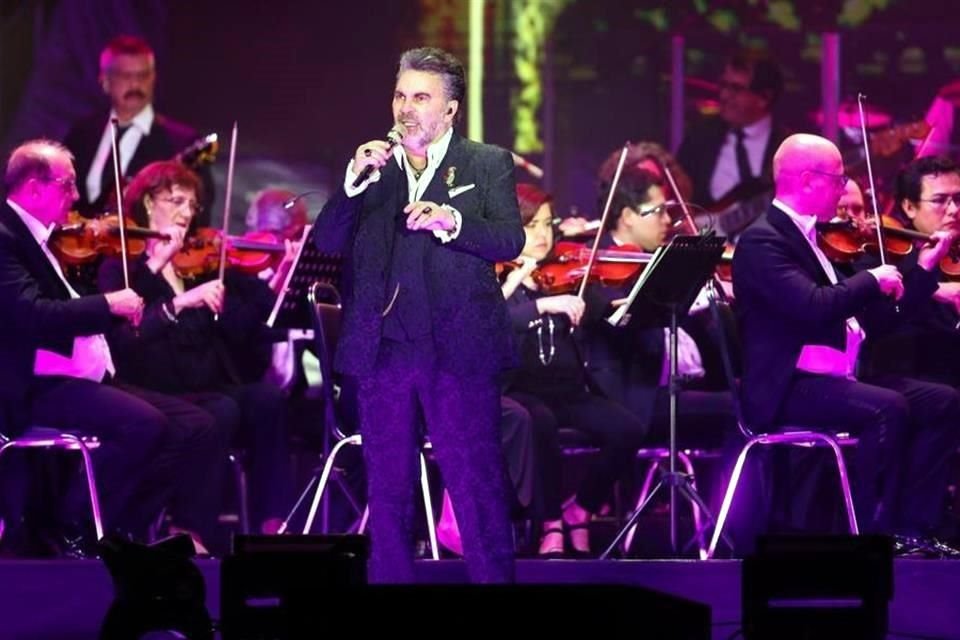 Manuel Mijares en el 90 aniversario de la UANL.