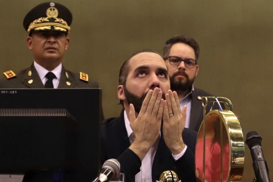 El Presidente de El Salvador, Nayib Bukele, ofrece una oración en el Congreso en San Salvador, El Salvador, el 9 de febrero de 2020.