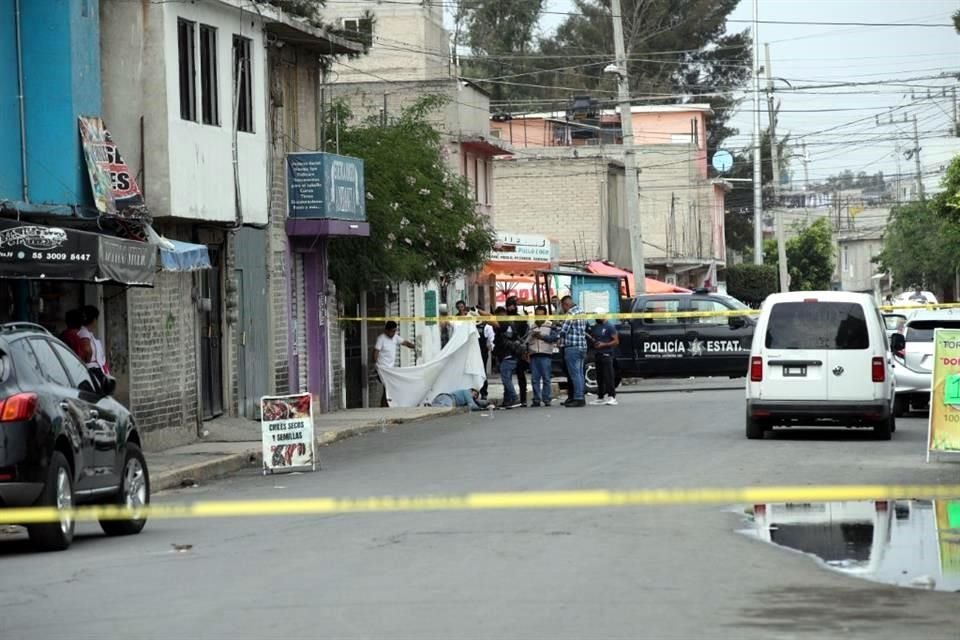 Policías municipales del área de inteligencia abatieron a balazos a dos presuntos extorsionadores en el municipio de Chimalhuacán.